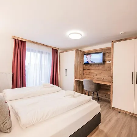 Astenhof Familie Hummel * フューゲン